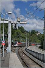 Der TGV Lyria 9768 von Lausanne nach Paris Gare de Lyon mit dem bestehend aus dem Rame 4722 verlässt Bellegarde (Ain) über die für den TGV Verkehr aufgefrischte (Neben)-Bahnstecke in Richtung Bourg en Bresse. 26. August 2024