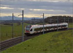 RABe 523 014 bergwärts zwischen Arnex-sur-Orbe und Croy-Romainmôtier. Dezember 2025.