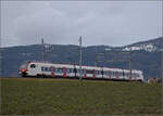 Flirt 3 RABe 523 101 'Le Day' bergwärts bei Arnex-sur-Orbe. Dezember 2025.