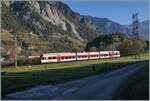 Ein Region Alps RABe 525 (NINA) ist als Regionalzug auf dem Weg von Le Chble nach Martigny und hat soeben den Bahnhof von Sembrancher verlassen. 

30. Okt. 2024