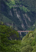 RABe 526 108/208 auf der Chrstelenbachbrcke. Im Hintergrund ist Frentschenbach zu sehen. Juli 2024.