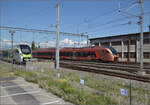 Traverso RABe 526 123 der SOB fährt durch Burgdorf. Links stört der parkende RABe 528 120 die Fotostunde im Bahnhof. Mai 2025