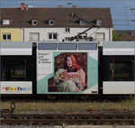 Triebcontainer Re 526 789 des Rhyhas-Thurbo-GTW mit Werbung fr Konzert und Theater St. Gallen. Sogar mit Hsli auf dem Rhyhas. Singen, August 2024.