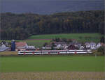 Auf der Schweizer Gubahn.

Ein unbekannter RBDe 560 auf dem Weg nach Solothurn. Niederbipp, Oktober 2024.