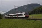 Auf der Schweizer Gubahn. 

RBDe 560 261 nach Olten. Oensingen, Oktober 2024.