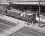 Die schweren Triebwagen der Bern-Neuchâtel Bahn BN (+ 1 mal BLS) aus dem Jahr 1929, Nr. 791-796. Achsfolge A1A Bo' , ursprünglich CFe4/5. Nach Umbau 1941/42 reine Gepäcktriebwagen (ich glaube aber, mit noch einem kleinen Personenabteil, in das man jedoch nicht einsteigen durfte). Diese später als Fe 4/5 bzw. De 4/5 bezeichneten Fahrzeuge dürften in Lokomotivdiensten und oft mit schweren Personenzügen gefahren sein. Ausgemustert ab 1969. Im Bild steht Triebwagen 795 (ausgemustert 1972) im alten Bahnhof Bern.   