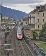 Ein SBB ETR 610 ist als EC auf der Fahrt von Milano nach Genève und verlässt nach einem kurzen Halt den Bahnhof von Montreux. 

7. Dez. 2024