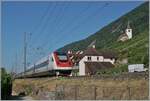Auf dem letzten verblieben (kurzen) Einspurabschnitt der Strecke Lausanen - Biel/Bienne zwischen Twann und Ligerz ist ein SBB RBDe 500 (ICN) als IC5 auf dem Weg nach Lausanne. 
recht im Bild die schöne Kirche von Ligerz zu sehen. 

11. Juli 2025
