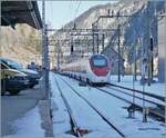 Natürlich habe ich auch genre die zwischenzeitlich auf der Gotthardachse dominierenden RABe 501  Giruno  fotografiert; mögen sie auch dominierend sein, auf der  Gotthard Panoramastrecke  sind sie doch nicht alltäglich: Infolge geplanter Wartungsarbeiten im Gotthard Basis Tunnel verkehren die meisten IC/EC vom 13. Jan. bis 24. Jan. 2025 von Montags bis Freitags via Göschenen - Airolo. Nachdem in Airolo schon am Mittag die Sonne hinter den Bergen verschwand, zeigte sich in Göschenen wie hier zu sehen erst ausserhalb des Bahnhofs. trotzdem habe ich den nach Norden fahrenden  Giruno  im schattigen Bahnhof von Göschenen bildlich festgehalten. Interessant ist die im Hintergrund zu sehende Neigungswechsel von der horizontalen Station ins 27 Promille Gefällte der Strecke. 

21. Januar 2025 