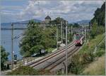 Der SBB RABe 523 105 und ein weiterer Flirt sind beim Château de Chillon auf dem Weg nach Villeneuve.  

30. Juli 2025