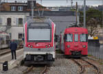 Triebwagen Be 4/4 3003 ist mit Beiwagen und Steuerwagen betriebsbereit. Rechts steht kalt der ältere Triebwagen Be 4/4 51. Yverdon-les Bains, Dezember 2025.