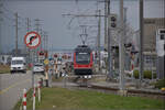 Bierlisi statt Bipperlisi. 

Be 4/8 111 'Jupiter' kommt von St. Urbahn nach Langenthal und fährt am Industriegebiet entlangt. Februar 2026.
