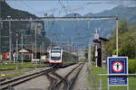 Adler ABeh 150 004 in Meiringen fährt mit Fink ABeh 160 005 nach Interlaken aus. Juli 2024.