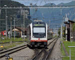 Adler ABeh 150 004 in Meiringen fährt mit Fink ABeh 160 005 nach Interlaken aus. Juli 2024.
