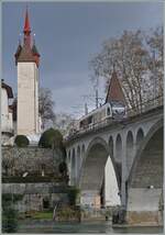 Zwei AVA BDWM ABe 4/8  Diamant  (wobei nur einer zu sehen ist) sind als S17 kurz nach der (während des Weihnachtsmarktes nicht bedienten Haltestelle) Bremgarten Obertor auf der Fahrt von Dietikon nach Wohlen und überqueren erreichen dabei die fotogene 156 Meter lange Reussbrücke. 

6. Dezember 2024