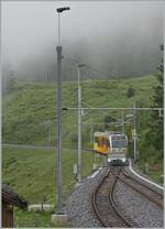 Mit einem Vorstellwagen an der Zugsspitze erreicht einer der neuen Be 4/6 von Mürren kommend den Bahnhof von Winteregg. 
 23. Juli 2024