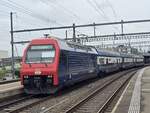 BR 450 061 der SBB auf der (S24 Zug(CH) -> Thayngen) bei der einfahrt Zürich-Oerlikon.  20.August 2025