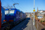 Die an die SBB Cargo International AG vermietete Siemens Vectron MS – 6193 047 (91 80 6193 047-8 D-DISPO) der Beacon Rail Capital Europe GmbH (München) fährt am 21 November 2025 durch Kirchen/Sieg in Richtung Siegen. Leider war wegen  ...