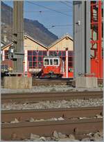 Von einem Gehweg aus zwischen Schienen und Fahrleitungsmasten ist mitten im Bild der TMR Xeh 4/4 N° 6 zu sehen. 

19. Nov. 2025