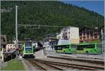 Der TPC ASD ABe 4/8 471 ist auf der Fahrt von Les Diablerets nach Aigle und hat den kleinen Kopfbahnhof von Le Sépey erreicht. Rechts im Bild stehen Buse für Anschlüsse nach Leysin und Montbovon bereit. 

27. Juli 2024