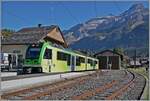 Vor dem Hintergrund mächtiger Berge wartet der TPC ASD ABe 4/8 472 in Les Diablerets auf die Abfahrt als R71 nach Aigle.

13. Oktober 2025