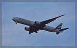 A6-EGN, eine Boing 777-31HER von Emirates schwebt nach Frankfurt Flughafen ein. Neu-Isenburg, Juli 2024.