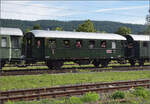 Dampf im Hochschwarzwald. 

23 042 verlässt mit ihrem Museumszug Titisee. Im Bild der geschweisste Nebenbahn-Einheitswagen 98 090 Kar der Gattung Civ-34. 

Ursprünglich war dieser Wagen ein Beiwagen zu einem Dieseltriebwagen und später einem Akkutriebwagen. Er hatte die Nummer VB 140 216. Im Jahr 1951 wurde er wahrscheinlich mit ETA 177 025 als Beiwagen kombiniert, da er die Nummer EBA 177 025 erhielt. Im Jahr 1960 wurde der Wagen in einen normalen Personenwagen Civ-34 abgerüstet und erhielt die Nummer 85 791. Von 1965 bis 1990 rettete er sich als Bürowagen über die Jahrzehnte. Beim Eisenbahn-Tradition e. V. in Lengerich (Westfalen) wurde er dann restauriert, bekam die fiktive Nummer 98 090 für einen Ci-33-Nebenbahnwagen, den er heute darstellt und wurde schließendlich im Jahr 2012 an die 3-Seenbahn abgegeben. September 2025.