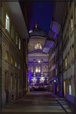 Blick auf das Bundeshaus durch das K�figg�sschen. Bern, Januar 2026.