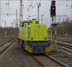 Ruhrpottsprinter 92 82 000 1502-4 L-RCCDE durcheilt Duisburg. Die Lok war urspr�nglich an die CFL vermietet und hat seither eine luxemburgische Identit�t, die sie auch noch unter ihrem neuesten Mieter RCC beh�lt. Februar 2026.