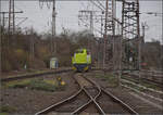 Ruhrpottsprinter 92 82 000 1502-4 L-RCCDE durcheilt Duisburg. Die Lok war urspr�nglich an die CFL vermietet und hat seither eine luxemburgische Identit�t, die sie auch noch unter ihrem neuesten Mieter RCC beh�lt. Februar 2026.