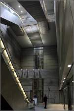 Forum, M1, M2. Hier gewinnt man einen Eindruck von der hohen Bahnsteighalle mit den frei darin eingebauten Rolltreppen. 23.08.2006 (Matthias)