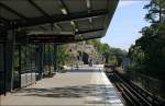 Hsselby grd, der Bahnsteig. Erst mit der Weiterfhrung der U-Bahn nach Hsselby strand wurde der entgltige Bahnhof in Betrieb genommen, vorher gab es hier nur einen prov. Bahnsteig. 27.08.2007 (Matthias)