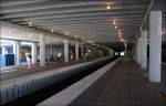 Vllingby: der stliche Bahnhofsteil ist berdeckt und wirkt recht schmucklos. Es folgt in Richtung Innenstadt ein kurzer in offener Bauweise errichteter Tunnel. 24.08.2007 (Jonas)