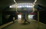 Blackeberg: Blick in den unterirdischen Bahnsteigteil. Durch die Glaswand kann in das Zugangsbauwerk geblickt werden. Hier ist die interessante Betonschalenkonstruktion des Daches erkennbar. Im Osten der Station fhrt die U-Bahn in Richtung Innenstadt durch einen ca. 600 Meter langen Felstunnel bis zur nchsten Station. 22.08.2007 (Matthias) Fortsetzung folgt...