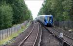 Von 1944 bis 1952 fuhr auf dieser Bahntrasse die Straenbahn. Sie war von Anfang an kreuzungsfrei trassiert. Blick vom Bahnhof Abrahamsberg auf die Strecke in Richtung Stora Mossen. 28.08.2007 (Matthias)