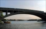 Die U-Bahn befhrt die Tranebergsbron auf der nrdlichen Seite. Im Hintergrund ist die Alviksbrcke zu erkennen, die eigens fr die Stadtbahntangentiallinie Tvrbanan gebaut wurde. 21.08.2007 (Matthias)