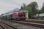 Am 11 Mai 2024 verlasst ein Sonderzug nach Ptraha hl.n. mit T478 3300 am der Spitze Luzna u Rakovnika.