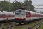 ZSSK 350 003 steht mit deren Schnellzug am verregneten 16 September 2024 abgestellt in Bratislava Nove Mesto, soll innerhalb 30 Minuten nach der Pressburger Hbf fahren um als Rychlyk nach Zilina und Kosice zu fahren.