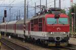 ZSSK Gorilla 350 015 treft mit ein IC aus KOsice nach Bratislava am 30 Mai 2015 in Zilina ein. Die beide Lokseiten sind stark unterschiedlich: hier der Veltilationsgrillen Seite.