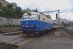 Retrofarbiger 350 020 der ZSSK treft mit ein EC nach Zilina am 12 September 2022 in Praha hl.n. ein. 