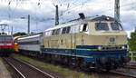 RailAdventure GmbH  mit der von Railsystems RP GmbH angemieteten   218 469-5 , Name:  Betty Boom  (NVR:  92 80 1218 469-5 D-RPRS ) + Schutzwagen u. dazwischen Coradia Stream Elektotriebzüge  3208  (NVR:  NL-NS 94 84 4607 008-8...... )der NS - Nederlandse Spoorwegen N.V. bei einer Überführungsfahrt