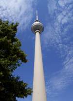 Da es in den letzten Tagen zu einer kleinen Diskussion rund um die strzenden Linien kam habe ich dieses Bild einmal hoch geladen. Der Fernsehturm am Alexanderplatz in Berlin als eine einzige strzende Linie. Im Grunde genommen ist das Bild das Optimum. Es wirkt jedoch viel natrlicher als eine entzerrte Version. Das hier bereits mehrfach angesprochene Programm  shift n  lieferte bei einer Bearbeitung brigens erschreckende Resultate welche teilweise das Bild mehr als zerstrten.