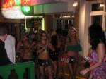 und wieder  verrckte Hhner  auf der stets proppenvollen  Meile  von San Antonio auf Ibiza. Hier wird die Nacht zum Tage und  Karneval  herrscht hier von ca. 21.00 Uhr abends.. durchgehend bis in die frhen Morgenstunden....jede Nacht!!!
aufgenommen im Juni 2007
