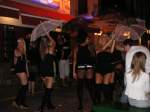 die verrckte Mdchentruppe zieht ber die  meile  weiter um die huser.... Ibiza im Juni 2007
