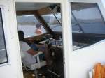 na so fhrt man locker auf eine Meerenge zu!! mit den Fen am Steuer...
ein entspannter Schiffskapitn mit ungewhnlicher Lenkweise....
aufgenommen August 2009 auf der Schiffsfahrt zum  Zauberberg  an der Cala d'Hort, Ibiza