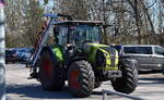 Ein CLAAS 650 ARION mit Heckgerätschaft am 03.04.25 Höhe Bahnhof Saarmund.