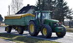 Ein John Deere 6810 Traktor mit Hänger am 19.03.26 Bahnübergang Rodleben.