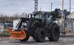 Ein VALTRA Typ? Traktor am 24.02.26 Bahnübergang Rodleben.