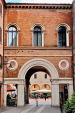 Torbogen dient als Durchfahrt in eine Innenhof in Ferrara. 05.2025 (Handy Foto Jeanne)