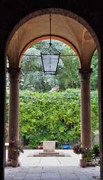 Laterne in einem Torbogen in Ferrara. 05.2025 (Handy Foto Jeanne)